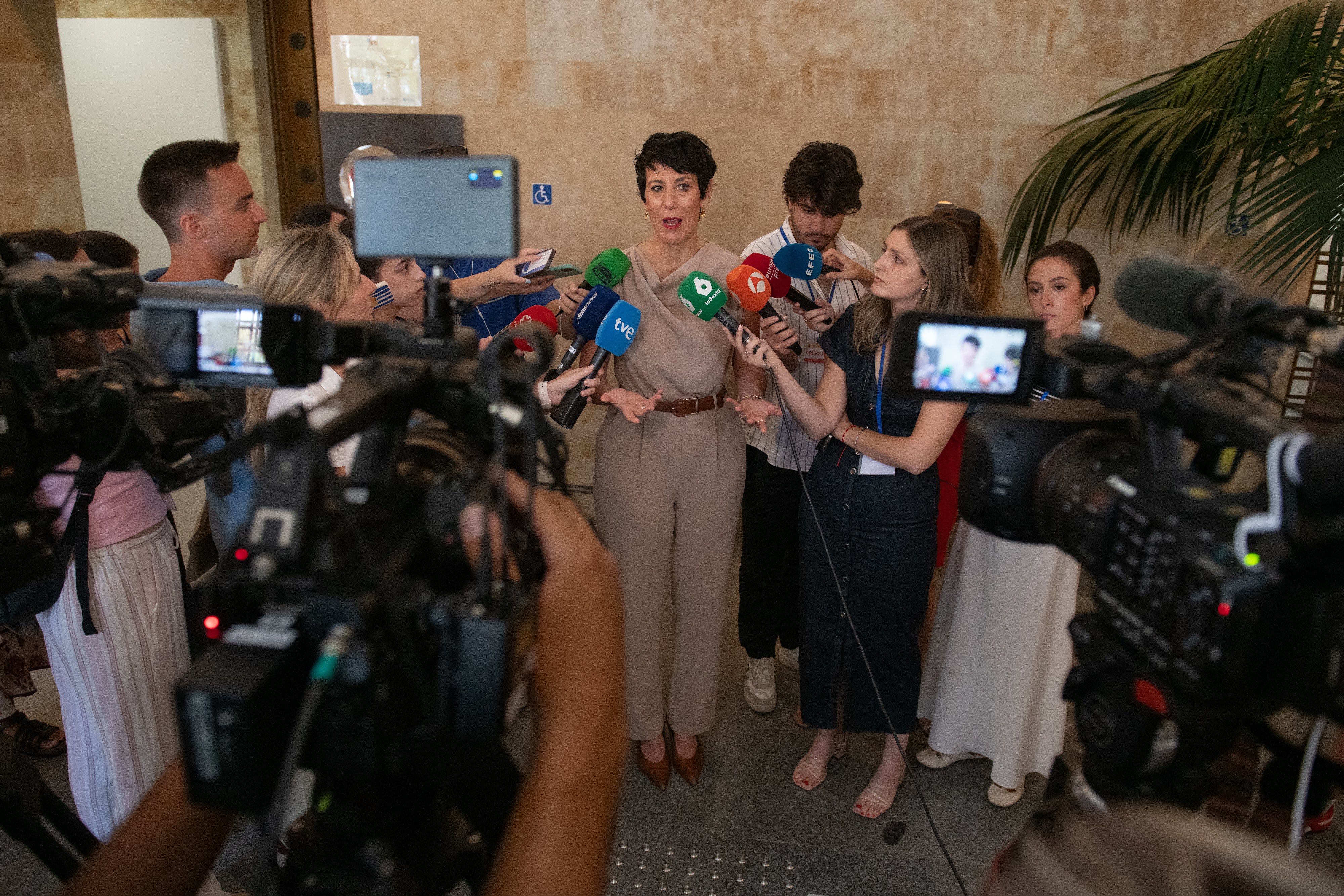 Elma Saiz atendiendo a los medios de comunicación durante su visita en Ceuta. Elma Saiz atendiendo a los medios de comunicación durante su visita en Ceuta.