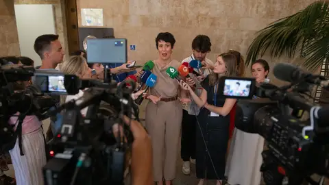 Elma Saiz atendiendo a los medios de comunicación durante su visita en Ceuta. Elma Saiz atendiendo a los medios de comunicación durante su visita en Ceuta.