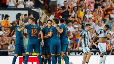 La mitad o más del once del Valencia del debut cambiará respecto a la pasada campaña La mitad o más del once del Valencia del debut cambiará respecto a la pasada campaña