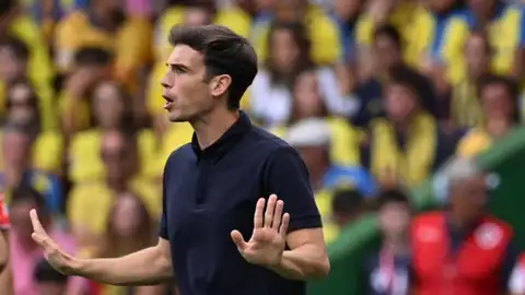 Iñigo se suma a la dinámica de los complicados debuts en el Villarreal Iñigo se suma a la dinámica de los complicados debuts en el Villarreal