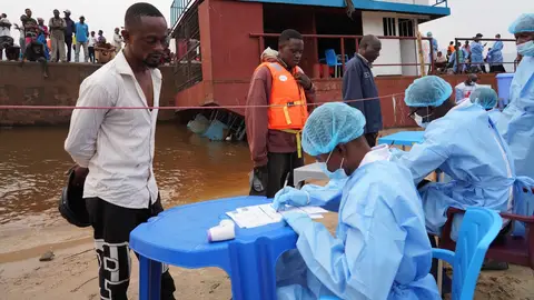 Los funcionarios sanitarios registran los datos de los pasajeros de una embarcación interceptada en las afueras de Kinshasa, capital de la República Democrática del Congo (RDC) Los funcionarios sanitarios registran los datos de los pasajeros de una embarcación interceptada en las afueras de Kinshasa, capital de la República Democrática del Congo (RDC)
