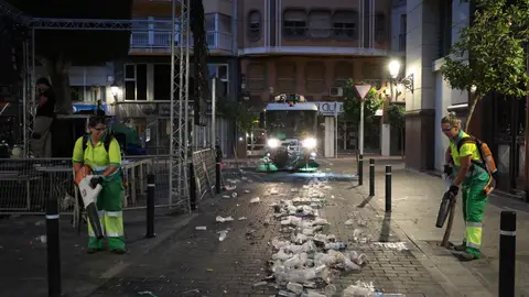 300 toneladas de residuos recogidas en Elche durante las fiestas de agosto. 300 toneladas de residuos recogidas en Elche durante las fiestas de agosto.