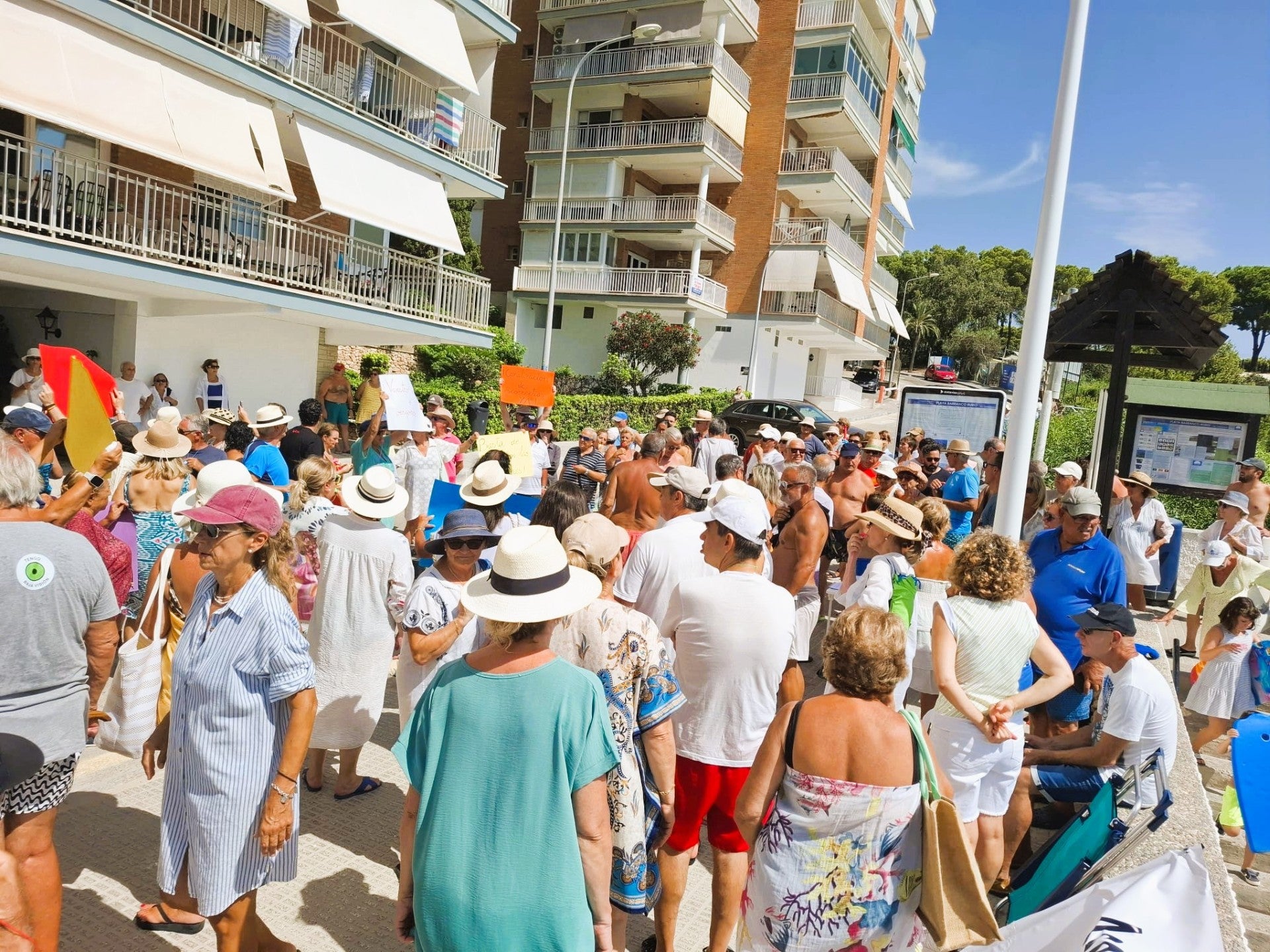 Vecinos de Campoamor reclaman solución a la falta de accesibilidad y el deterioro de la playa de Barranco Rubio Vecinos de Campoamor reclaman solución a la falta de accesibilidad y el deterioro de la playa de Barranco Rubio
