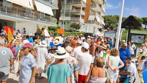 Vecinos de Campoamor reclaman solución a la falta de accesibilidad y el deterioro de la playa de Barranco Rubio Vecinos de Campoamor reclaman solución a la falta de accesibilidad y el deterioro de la playa de Barranco Rubio