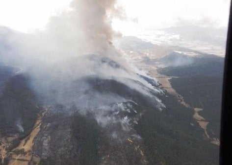 Avanza de manera favorable la extinción del incendio de Las Peñas de Riglos Avanza de manera favorable la extinción del incendio de Las Peñas de Riglos