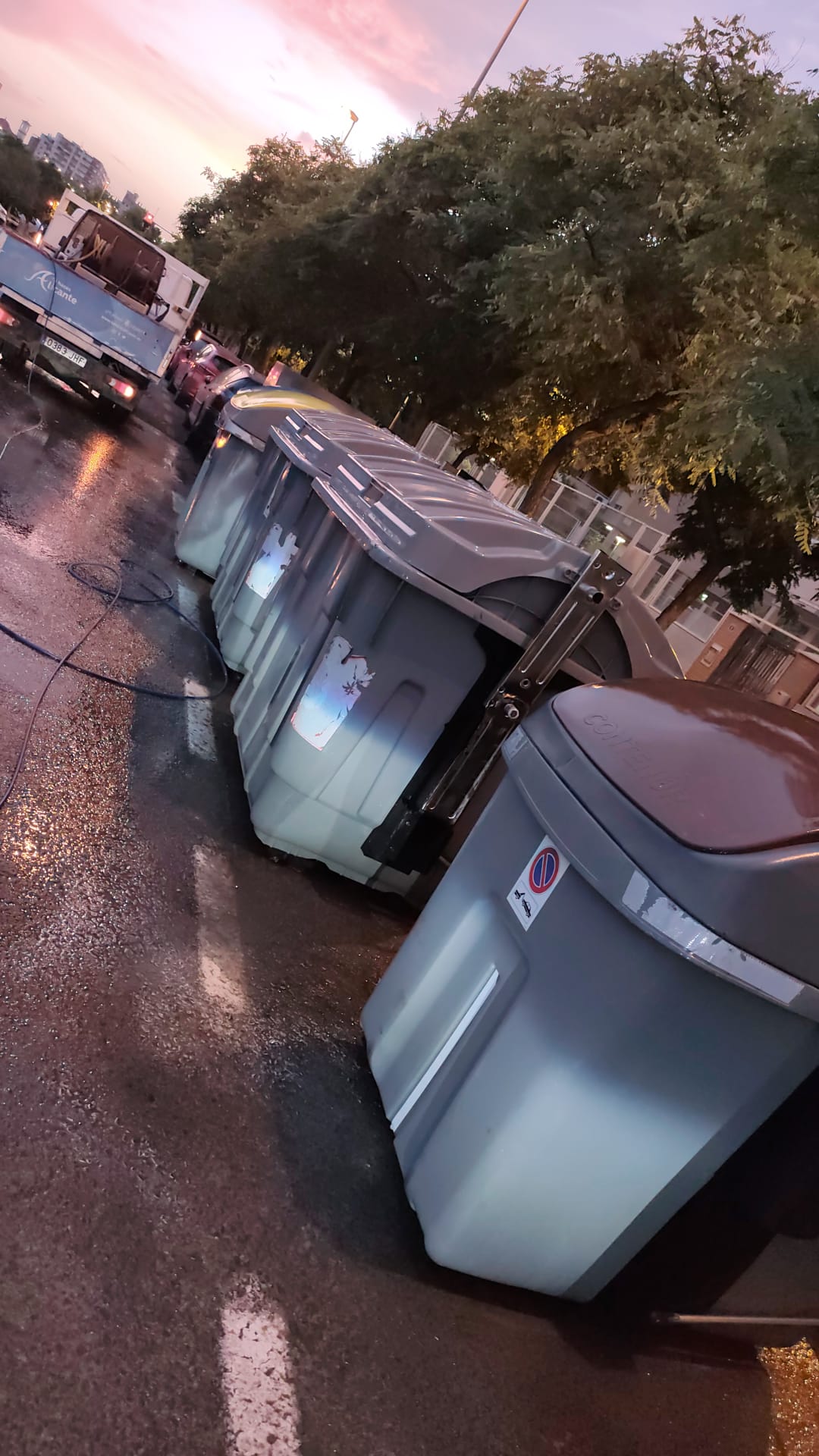 Alicante intensifica con el Plan de Choque en barrios la hidrolimpieza de manchas en contenedores, aceras y plazas Alicante intensifica con el Plan de Choque en barrios la hidrolimpieza de manchas en contenedores, aceras y plazas
