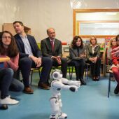 Madrid incorpora robots e inteligencia artificial a diez colegios para reforzar la atención a alumnos con necesidades especiales