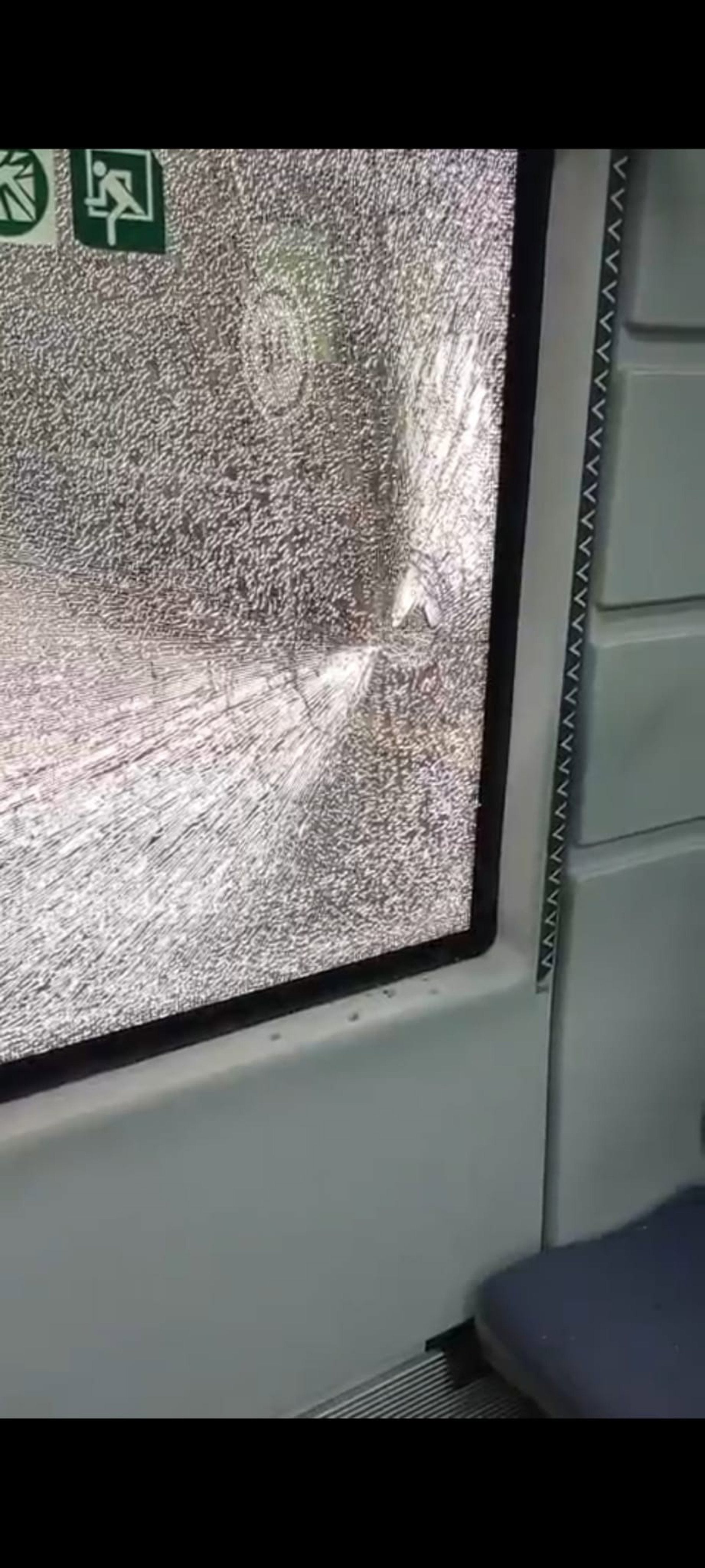 Lanzan piedras a los trenes de Cercanías entre Mogro y Bezana Lanzan piedras a los trenes de Cercanías entre Mogro y Bezana