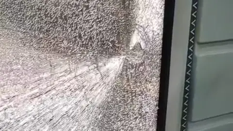 Lanzan piedras a los trenes de Cercanías entre Mogro y Bezana Lanzan piedras a los trenes de Cercanías entre Mogro y Bezana
