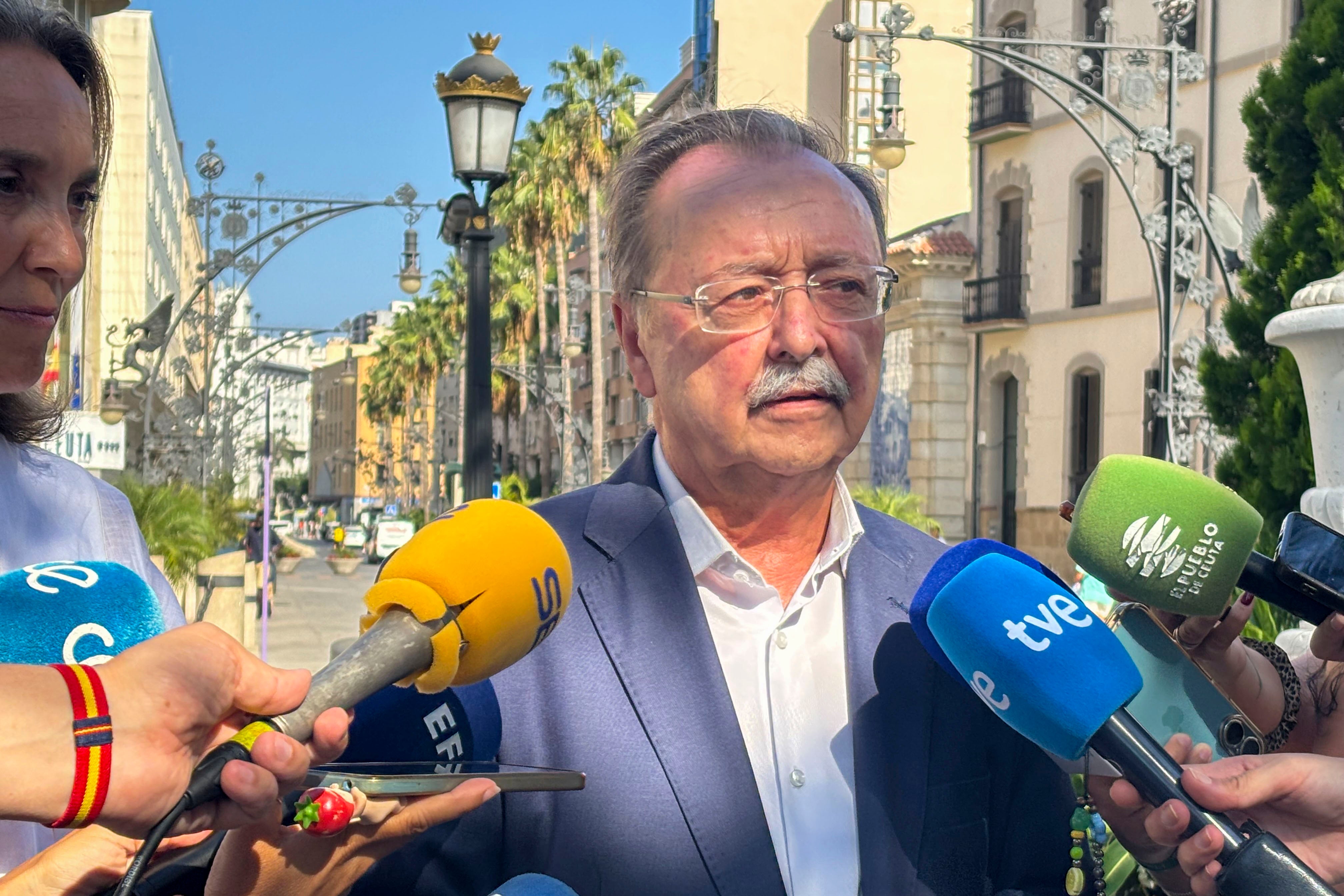 Vivas endurece el tono contra el Gobierno por la crisis en Ceuta: "Es vergonzoso que Europa nos apoye y ellos nos tienen abandonados" Vivas endurece el tono contra el Gobierno por la crisis en Ceuta: "Es vergonzoso que Europa nos apoye y ellos nos tienen abandonados"