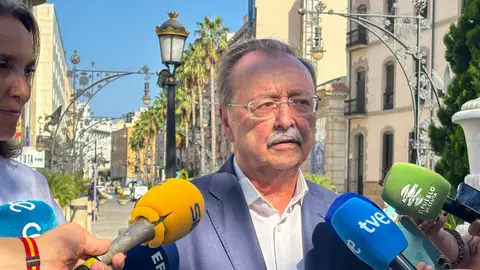 Vivas durante su comparecencia ante los medios ayer 18 de agosto de 2026. Vivas durante su comparecencia ante los medios ayer 18 de agosto de 2026.