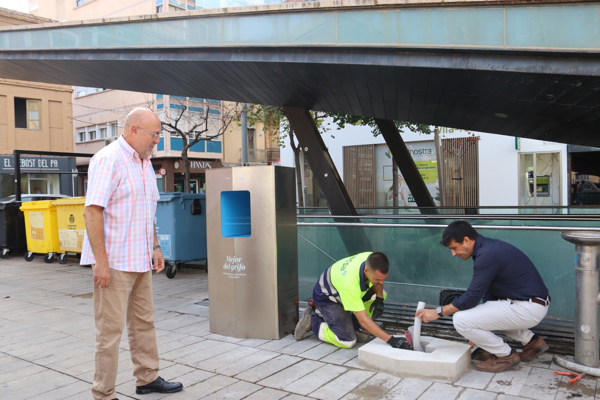 El Ayuntamiento de Vila-real instala una fuente de agua refrigerada en la plaza Mayor El Ayuntamiento de Vila-real instala una fuente de agua refrigerada en la plaza Mayor