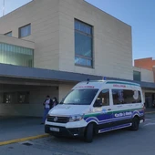 Ambulancia situada en la puerta del Hospital General de Valdepeñas Ambulancia situada en la puerta del Hospital General de Valdepeñas