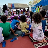 Menores sentados en uno de los puntos de ayuda de Ceuta. Menores sentados en uno de los puntos de ayuda de Ceuta.