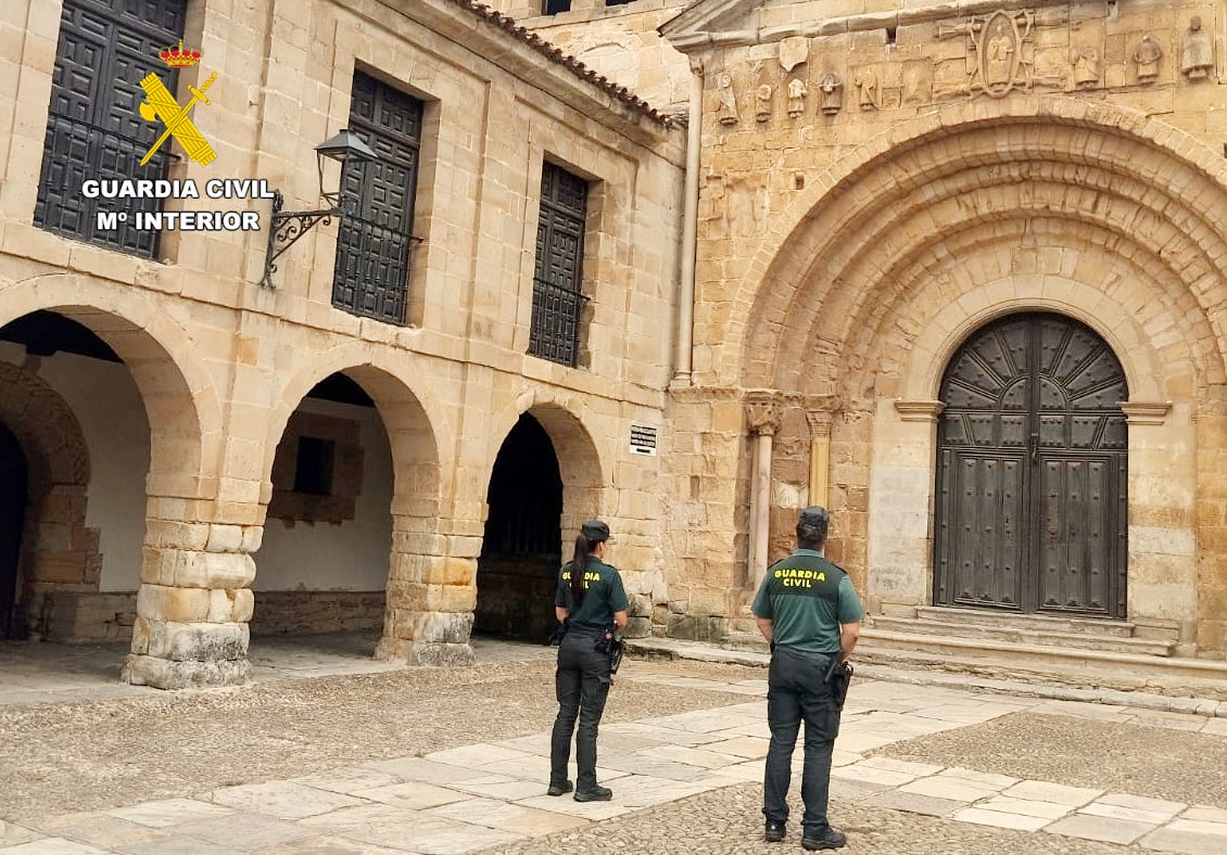 Detenidos los presuntos autores de realizar grabados en la fachada de la Colegiata de Santillana del Mar Detenidos los presuntos autores de realizar grabados en la fachada de la Colegiata de Santillana del Mar