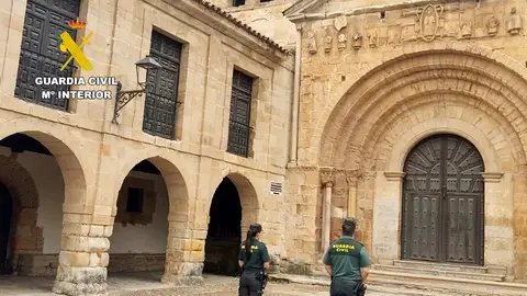 Detenidos los presuntos autores de realizar grabados en la fachada de la Colegiata de Santillana del Mar Detenidos los presuntos autores de realizar grabados en la fachada de la Colegiata de Santillana del Mar
