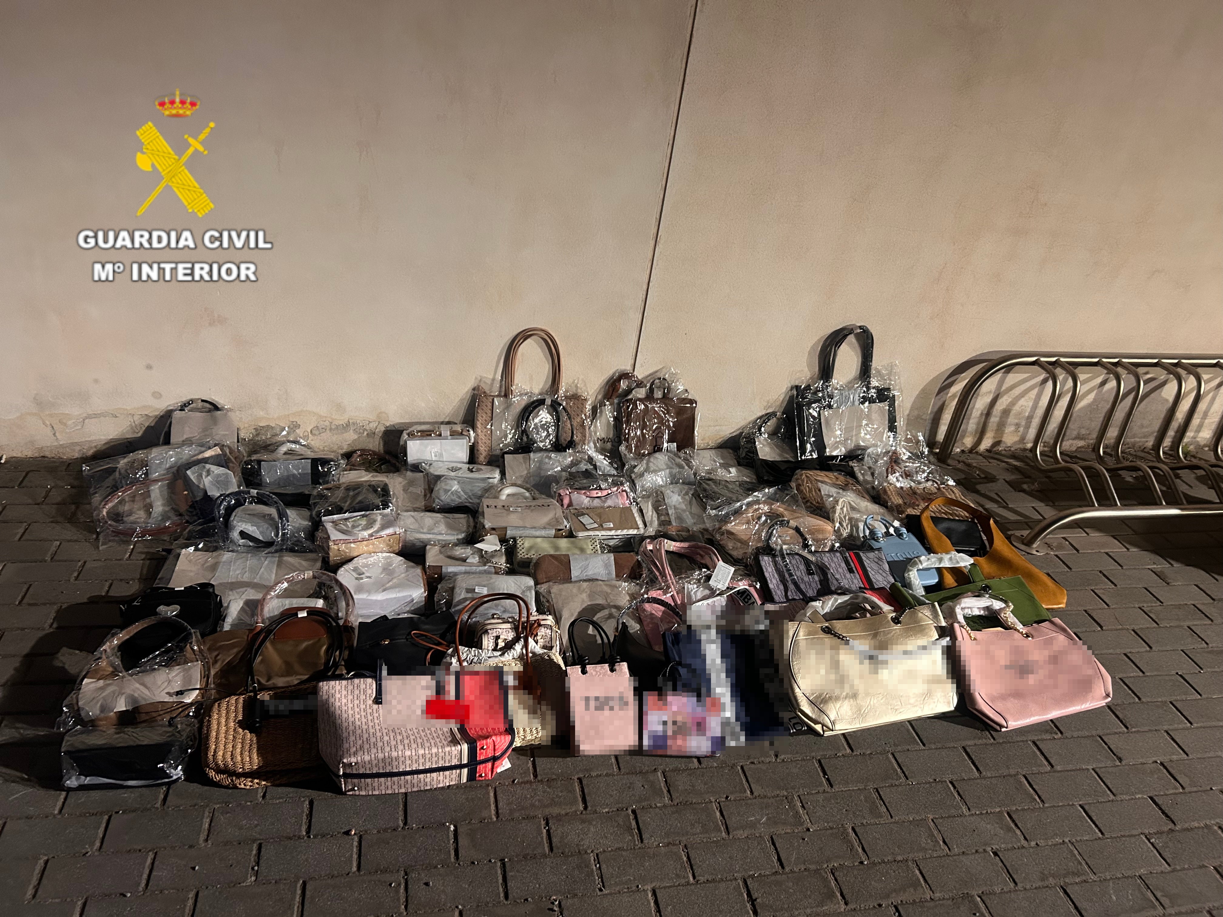 La Guardia Civil incauta más de 1.700 artículos del top manta en Castellón La Guardia Civil incauta más de 1.700 artículos del top manta en Castellón