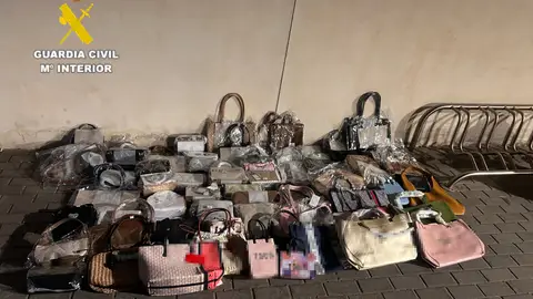 La Guardia Civil retira más de 1.700 productos presuntamente falsificados en Castellón La Guardia Civil retira más de 1.700 productos presuntamente falsificados en Castellón