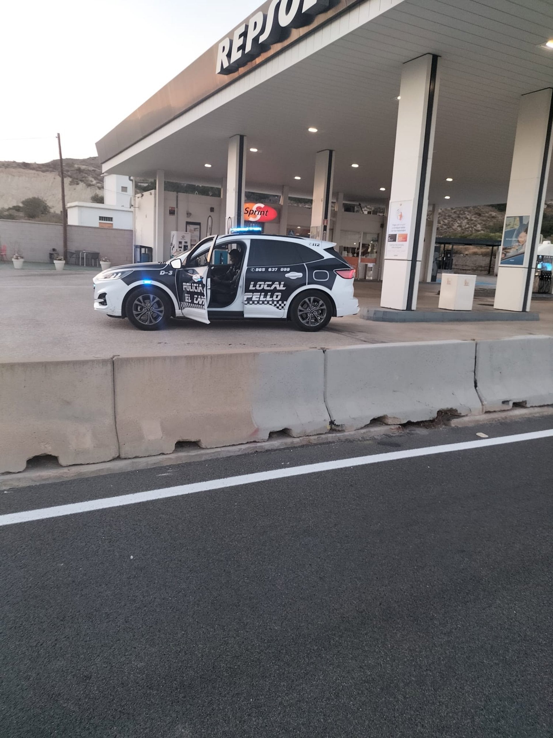 Una policía local de El Campello salva la vida a un motorista accidentado Una policía local de El Campello salva la vida a un motorista accidentado
