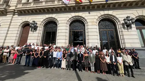 Minuto de silencio a las puertas de la Diputación de Zaragoza Minuto de silencio a las puertas de la Diputación de Zaragoza