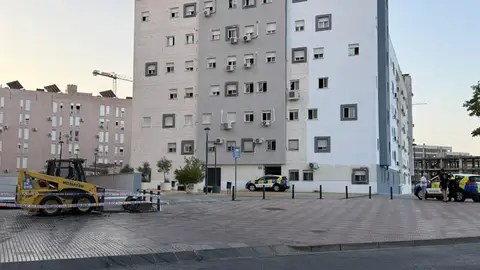 Sin fecha para la vuelta de las 100 familias desalojadas en Tomares tras el incendio de un garaje comunitario Sin fecha para la vuelta de las 100 familias desalojadas en Tomares tras el incendio de un garaje comunitario