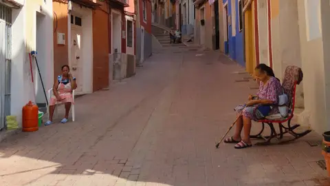 Dos señoras toman el fresco en la puerta de sus casas en Villajoyosa, Alicante. Dos señoras toman el fresco en la puerta de sus casas en Villajoyosa, Alicante.