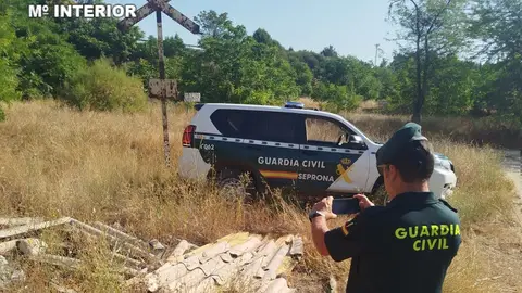 La Guardia Civil de Cuenca detiene a tres personas por retirar placas de amianto y abandonarlas en un olivar La Guardia Civil de Cuenca detiene a tres personas por retirar placas de amianto y abandonarlas en un olivar