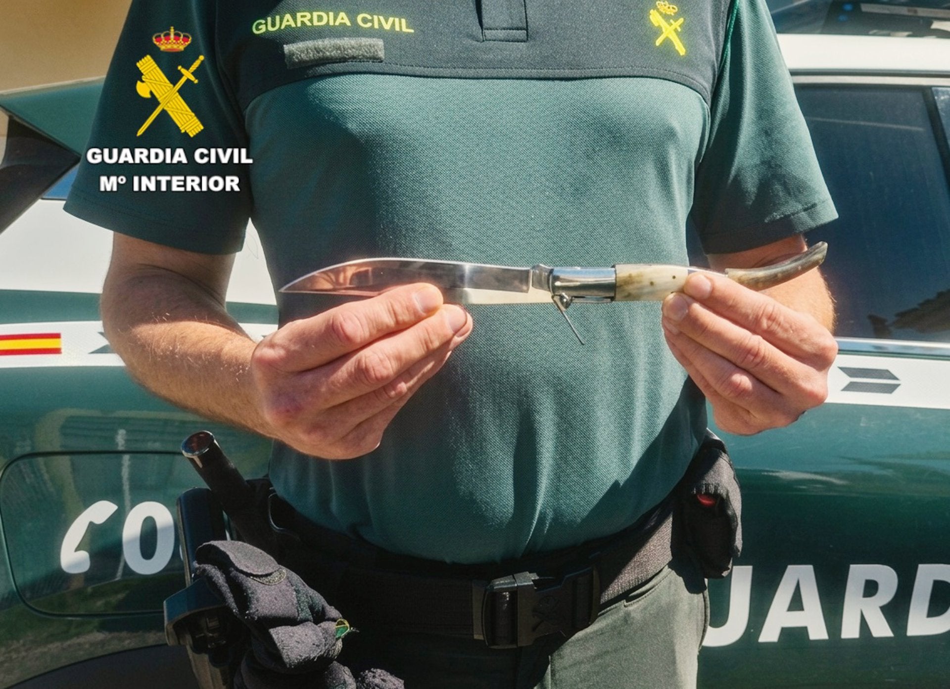 Detenida una joven con nueve envoltorios de cocaína y una navaja grande en la zona de ocio de Suances Detenida una joven con nueve envoltorios de cocaína y una navaja grande en la zona de ocio de Suances