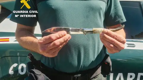 Detenida una joven con nueve envoltorios de cocaína y una navaja grande en la zona de ocio de Suances Detenida una joven con nueve envoltorios de cocaína y una navaja grande en la zona de ocio de Suances