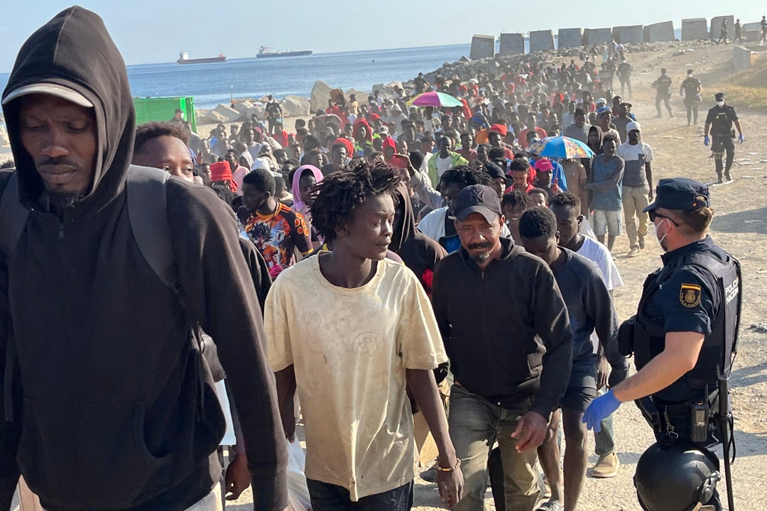 El Ministerio de Sanidad y las comunidades autónomas acuerdan enviar 25.000 dosis de vacunas a Ceuta El Ministerio de Sanidad y las comunidades autónomas acuerdan enviar 25.000 dosis de vacunas a Ceuta