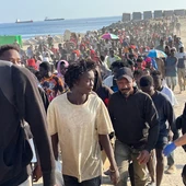 Un grupo de migrantes salen escoltados por la Policía de la playa de El Trampolín (Ceuta) Un grupo de migrantes salen escoltados por la Policía de la playa de El Trampolín (Ceuta)