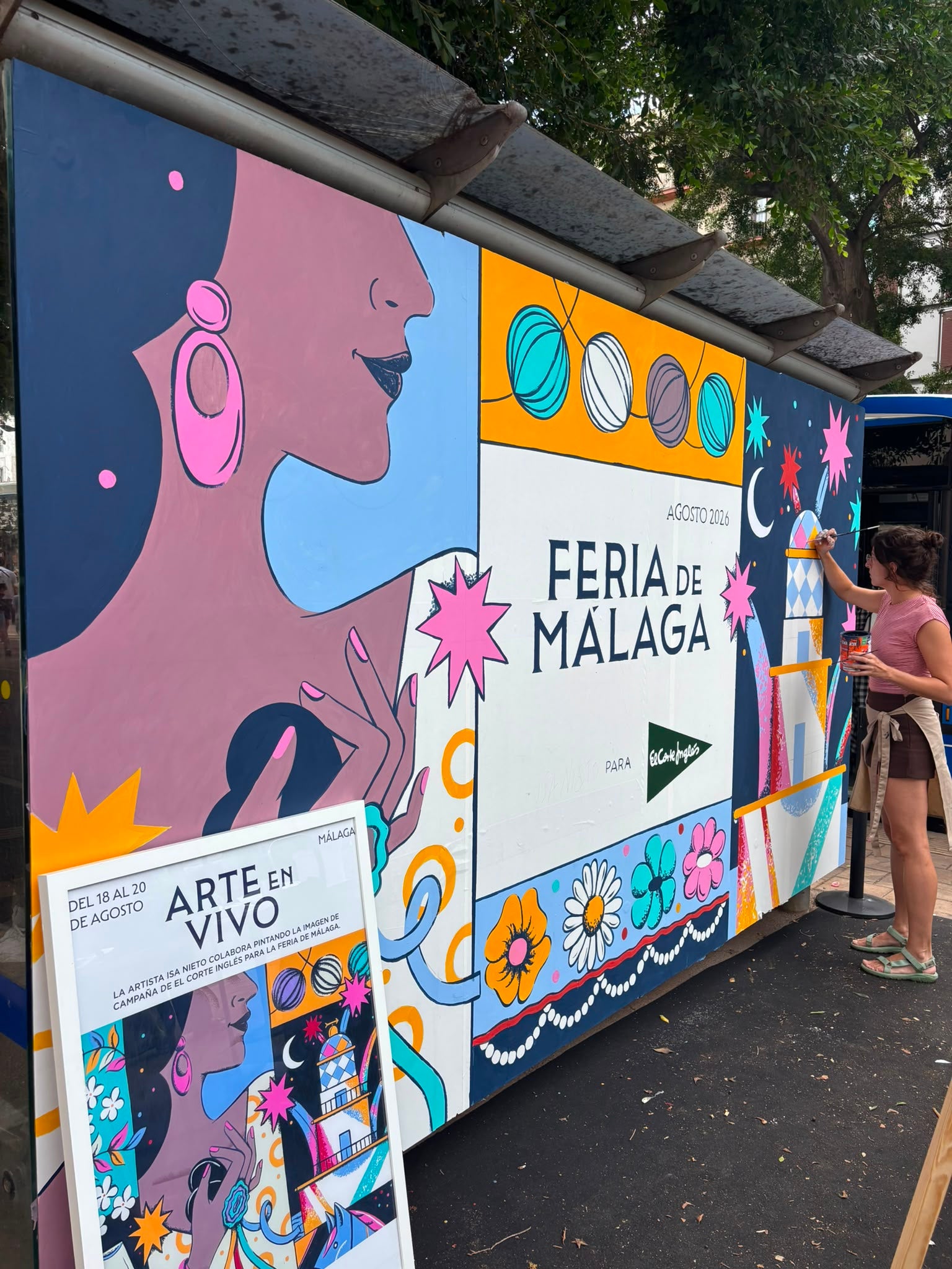 La autora del cartel de feria de El Corte Inglés, Isa Nieto, deja su impronta en una marquesina de la Alameda La autora del cartel de feria de El Corte Inglés, Isa Nieto, deja su impronta en una marquesina de la Alameda
