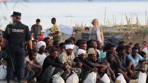 Realojan a los migrantes de la playa del Trampolín de Ceuta a espacios temporales de acogida habilitados por el Gobierno Realojan a los migrantes de la playa del Trampolín de Ceuta a espacios temporales de acogida habilitados por el Gobierno