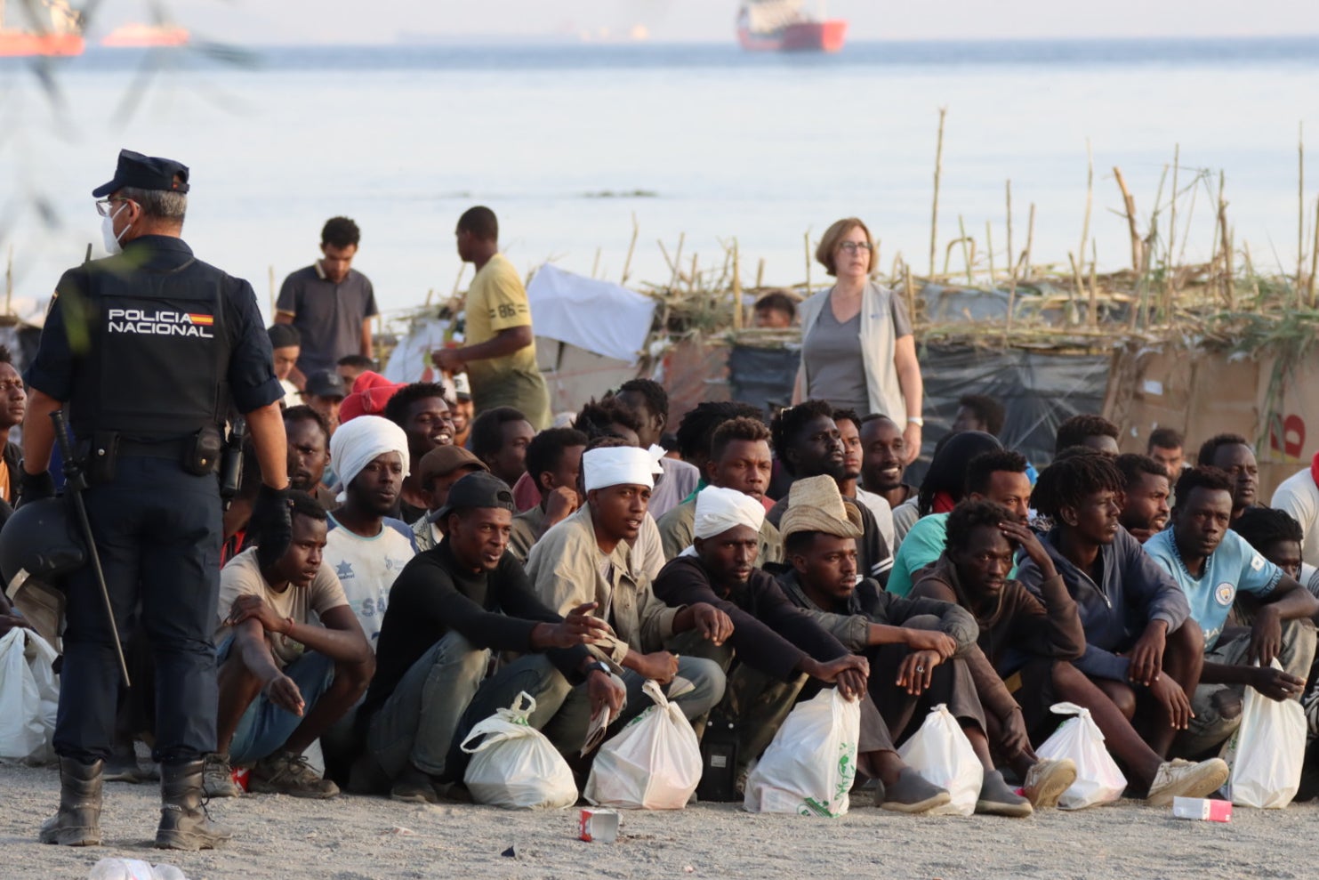 Realojan a los migrantes de la playa del Trampolín de Ceuta a espacios temporales de acogida habilitados por el Gobierno Realojan a los migrantes de la playa del Trampolín de Ceuta a espacios temporales de acogida habilitados por el Gobierno
