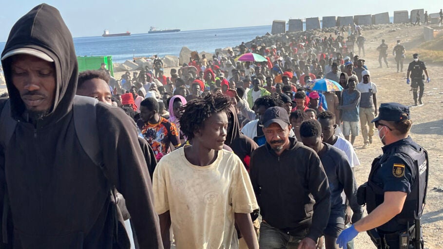 Migrantes son desalojados de la playa del Trampol&iacute;n en Ceuta tras habilitarse un espacio para su acogida