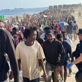 Migrantes son desalojados de la playa del Trampolín en Ceuta tras habilitarse un espacio para su acogida