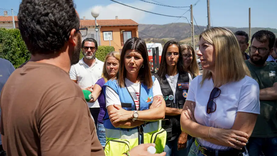 La presidenta de la Junta de Extremadura, María Guardiola (d), durante su visita de este miércoles a Caminomorisco La presidenta de la Junta de Extremadura, María Guardiola (d), durante su visita de este miércoles a Caminomorisco