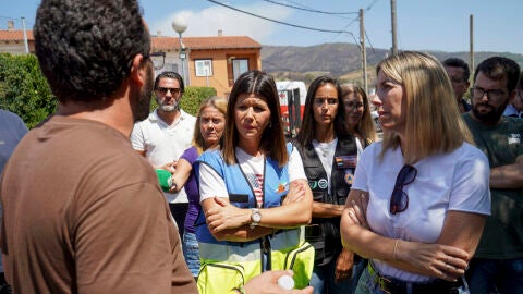 La presidenta de la Junta de Extremadura, María Guardiola (d), durante su visita de este miércoles a Caminomorisco La presidenta de la Junta de Extremadura, María Guardiola (d), durante su visita de este miércoles a Caminomorisco