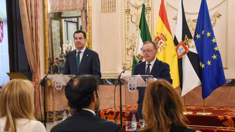 Juanma Moreno y Juan Jesús Vivas declaran ante los medios de comunicación en Ceuta Juanma Moreno y Juan Jesús Vivas declaran ante los medios de comunicación en Ceuta