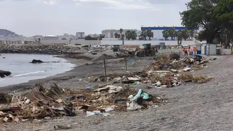 Una maquina saca los restos del asentamiento improvisado de la playa del Trampolín, a 20 de agosto de 2026, en Ceuta (España). Una maquina saca los restos del asentamiento improvisado de la playa del Trampolín, a 20 de agosto de 2026, en Ceuta (España).