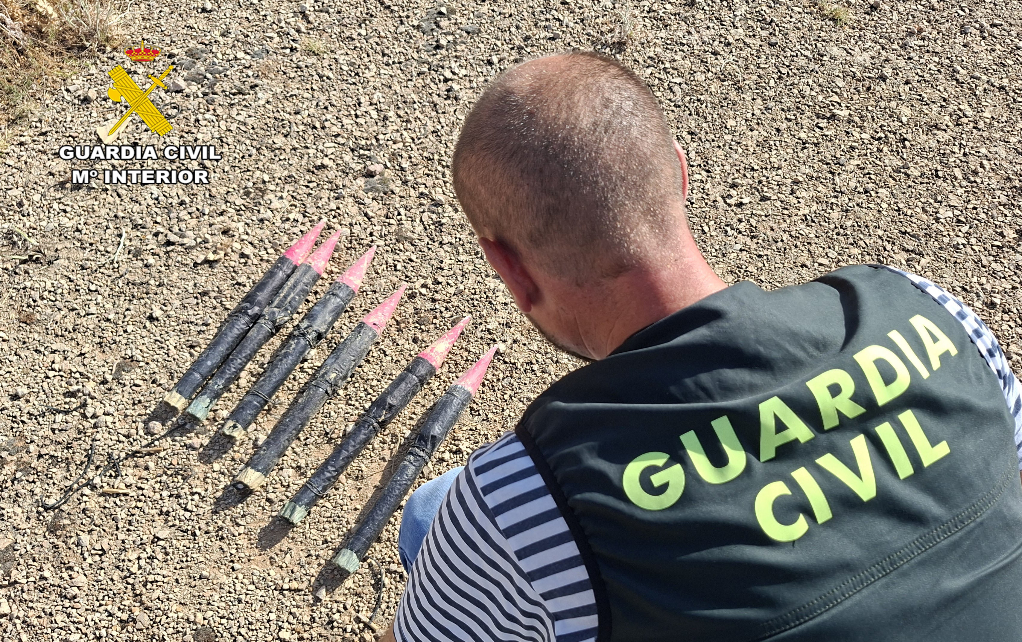 La Guardia Civil neutraliza seis cohetes granífugos localizados en el interior de una vivienda de Pétrola La Guardia Civil neutraliza seis cohetes granífugos localizados en el interior de una vivienda de Pétrola