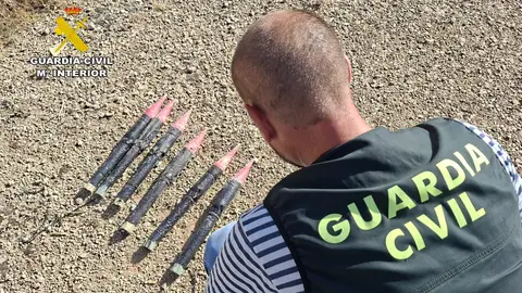 La Guardia Civil neutraliza seis cohetes granífugos localizados en el interior de una vivienda de Pétrola La Guardia Civil neutraliza seis cohetes granífugos localizados en el interior de una vivienda de Pétrola
