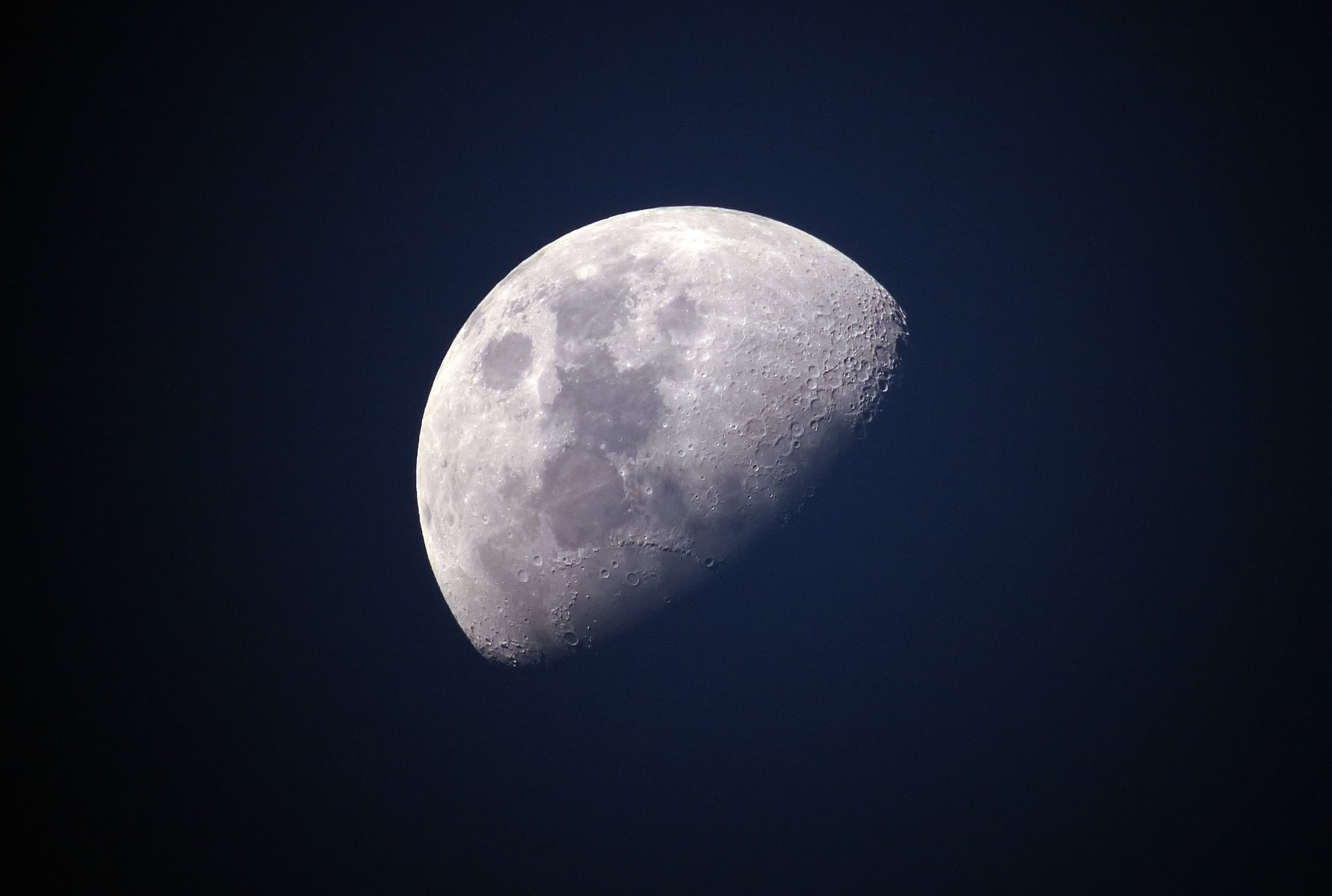 Las espectaculares imágenes de la Luna tras el impacto de la nave de SpaceX: así se formó el nuevo cráter después de la colisión Las espectaculares imágenes de la Luna tras el impacto de la nave de SpaceX: así se formó el nuevo cráter después de la colisión