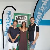 En el centro de la imagen, Paula Barca, gerente de Fibralink.