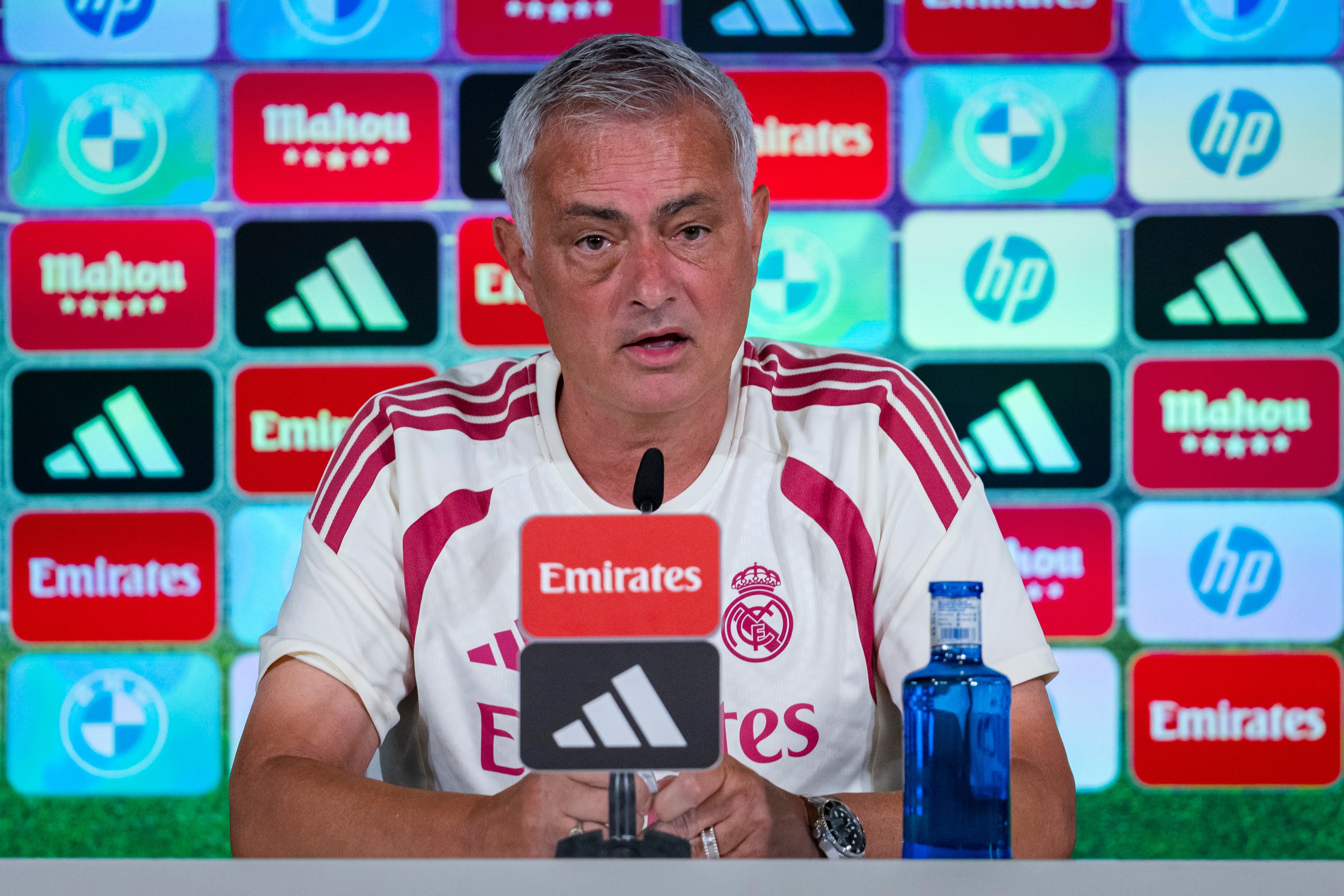 Mourinho vuelve al micrófono blanco 13 años después: "Con cada título del Madrid tenía una llamada de Florentino" Mourinho vuelve al micrófono blanco 13 años después: "Con cada título del Madrid tenía una llamada de Florentino"