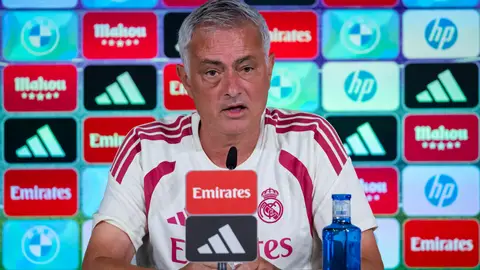 21 de agosto de 2026, Madrid (España): El entrenador del Real Madrid, José Mourinho, habla durante la rueda de prensa del equipo previa al partido de la Primera División española de fútbol entre el Real Madrid y el RCD Espanyol de Barcelona. 21 de agosto de 2026, Madrid (España): El entrenador del Real Madrid, José Mourinho, habla durante la rueda de prensa del equipo previa al partido de la Primera División española de fútbol entre el Real Madrid y el RCD Espanyol de Barcelona.