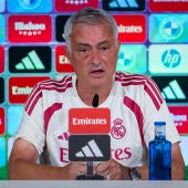21 de agosto de 2026, Madrid (España): El entrenador del Real Madrid, José Mourinho, habla durante la rueda de prensa del equipo previa al partido de la Primera División española de fútbol entre el Real Madrid y el RCD Espanyol de Barcelona.