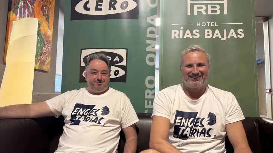 Diego Dova e Iván Villar, presidente y secretario de la asociación Encestarías, respectivamente). El torneo 'EncestaRías' convierte a Pontevedra en la capital de baloncesto élite internacional