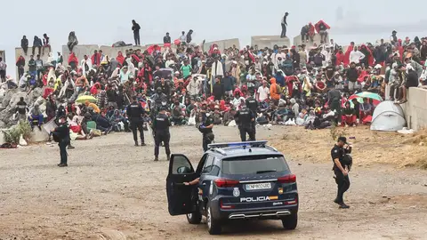 La Policía vigila a los migrantes en la playa de El Trampolín (Ceuta) La Policía vigila a los migrantes en la playa de El Trampolín (Ceuta)