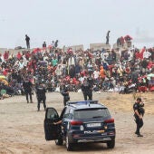 La Policía vigila a los migrantes en la playa de El Trampolín (Ceuta)